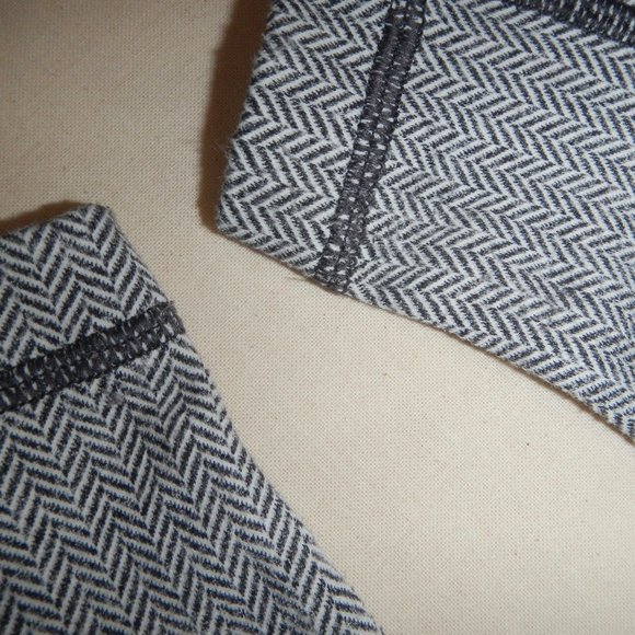 Like new Lululemon Run: Turn Around Tights - Picture 11 of 11